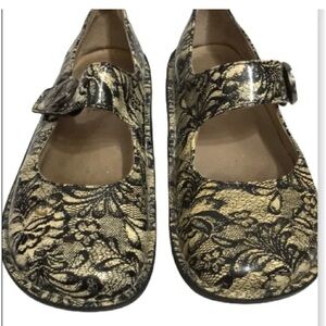 Alegria Black and Cream Lace Dress Shoes.Great price condition and price. Size41